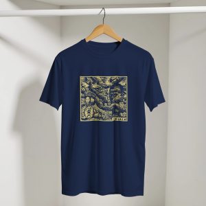 “Maglietta blu navy unisex appesa su gruccia con stampa giallo ocra ‘Toxic World’ in stile xilografia.”