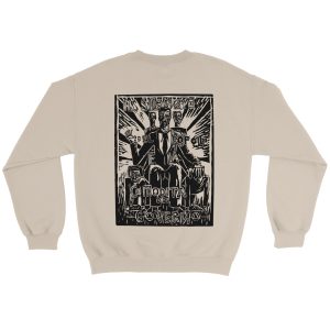 Felpa color sabbia stesa con grande stampa nera “Il silenzio del popolo è la comodità del governo” sul retro.