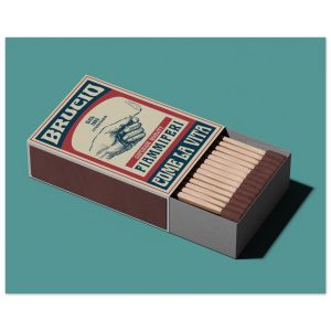 Illustrazione di una scatola di fiammiferi in stile vintage su sfondo verde petrolio, con etichetta che mostra una mano che accende un fiammifero e testi in italiano “BRUCIO” e “Fiammiferi come la vita”.